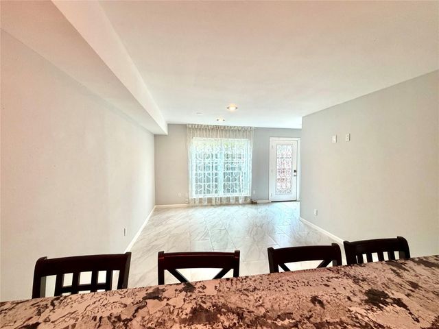 359 N Post Oak Lane 118, Houston, TX 77024