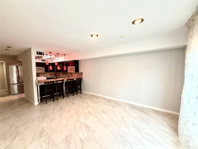 359 N Post Oak Lane 118, Houston, TX 77024
