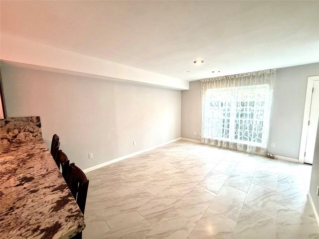 359 N Post Oak Lane 118, Houston, TX 77024