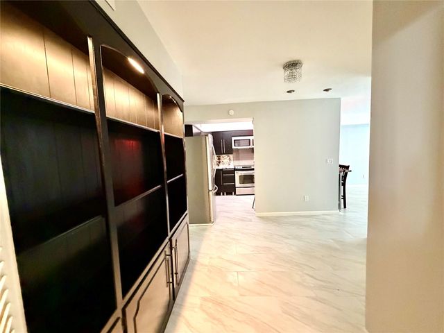 359 N Post Oak Lane 118, Houston, TX 77024
