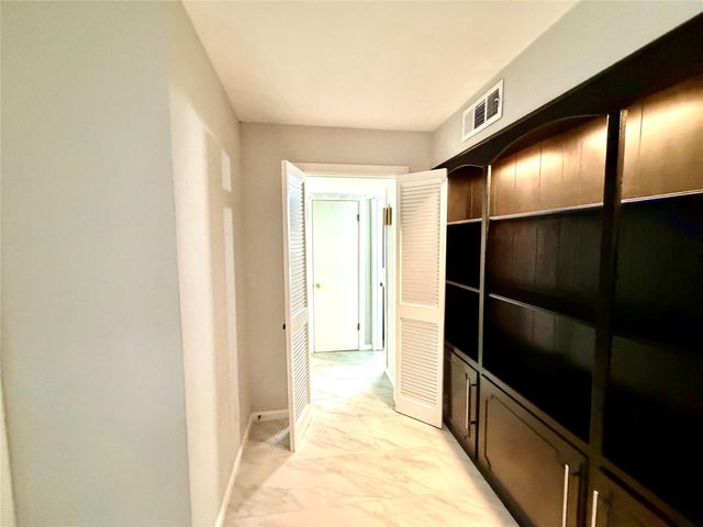 359 N Post Oak Lane 118, Houston, TX 77024