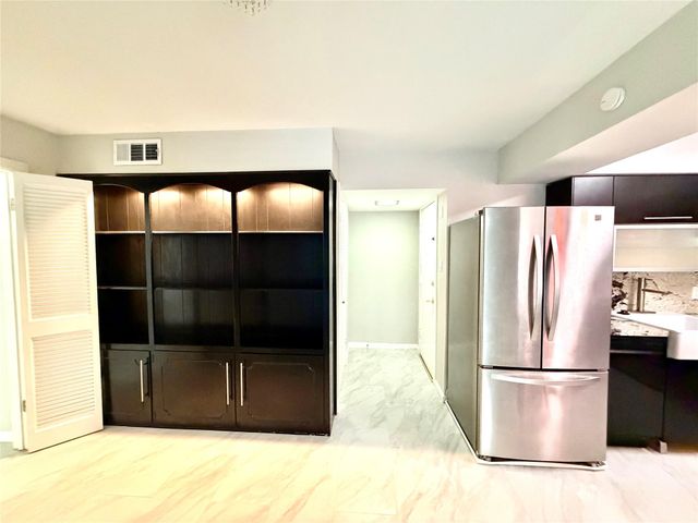 359 N Post Oak Lane 118, Houston, TX 77024