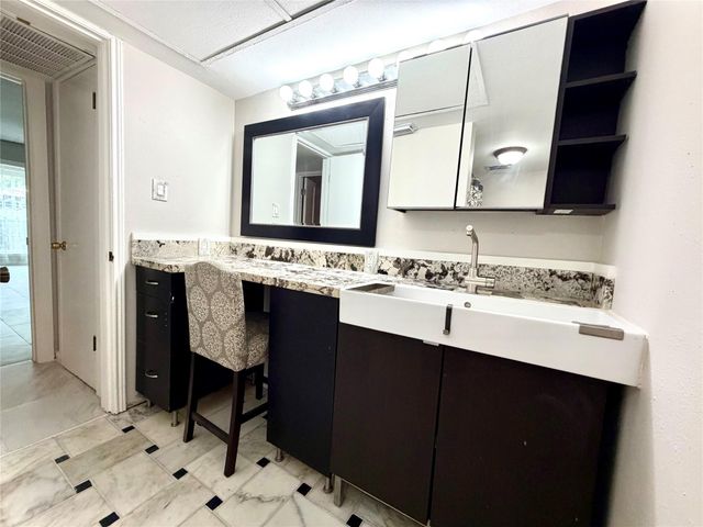 359 N Post Oak Lane 118, Houston, TX 77024