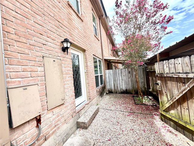 359 N Post Oak Lane 118, Houston, TX 77024