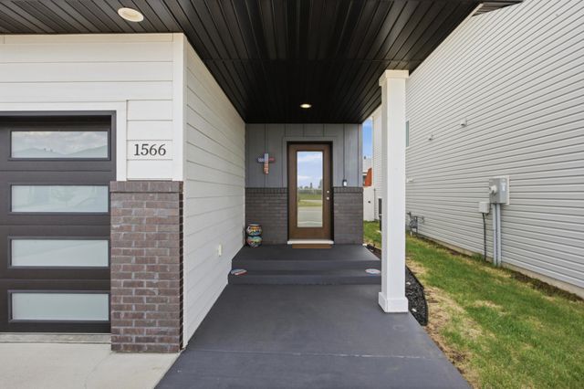 1566 66th Avenue S, Fargo, ND 58104