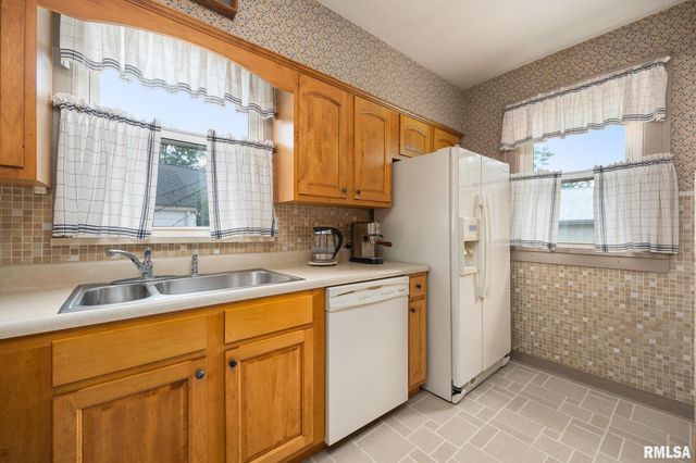 2228 W MOSS Avenue, West Peoria, IL 61604