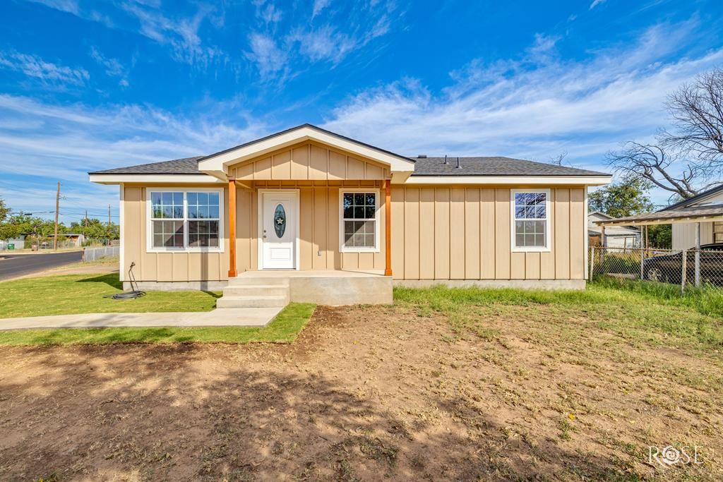 Image 1 of property listing at 304 E 22nd St, San Angelo, TX 76903