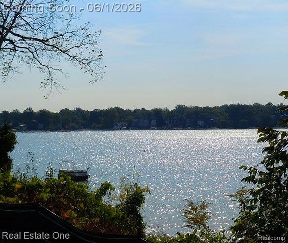 5607 Loveland Street, West Bloomfield Charter Township, MI 48322