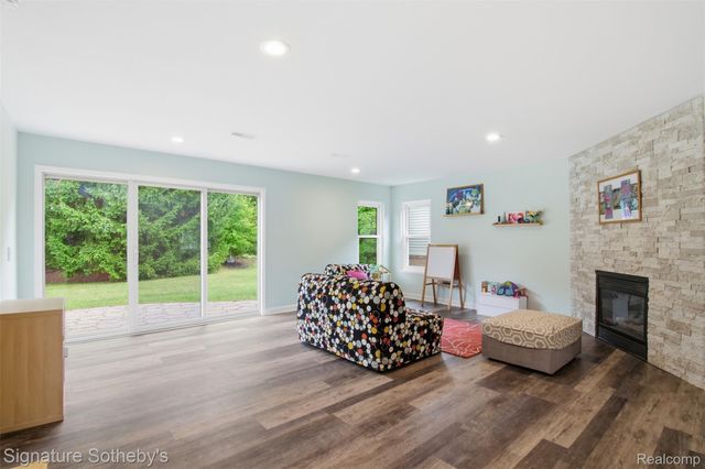 4905 Carrington Drive, Oakland Charter Township, MI 48306