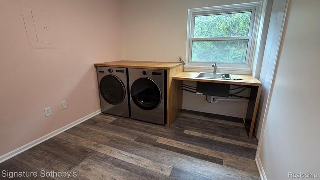4905 Carrington Drive, Oakland Charter Township, MI 48306