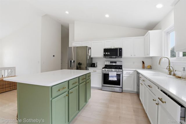 4905 Carrington Drive, Oakland Charter Township, MI 48306