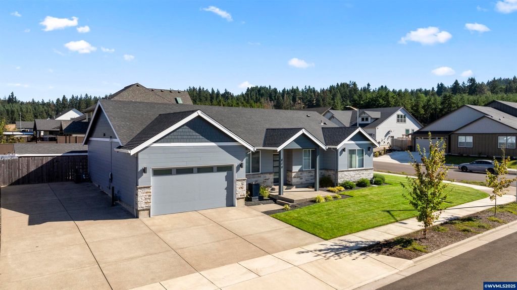 819 Riley Dr, Silverton, OR 97381