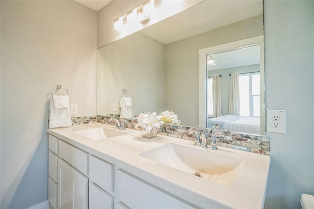 402 Irma DR B, Austin, TX 78752