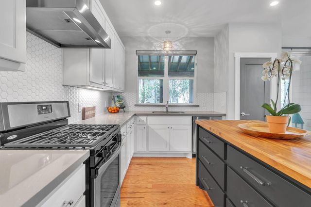 402 Irma DR B, Austin, TX 78752