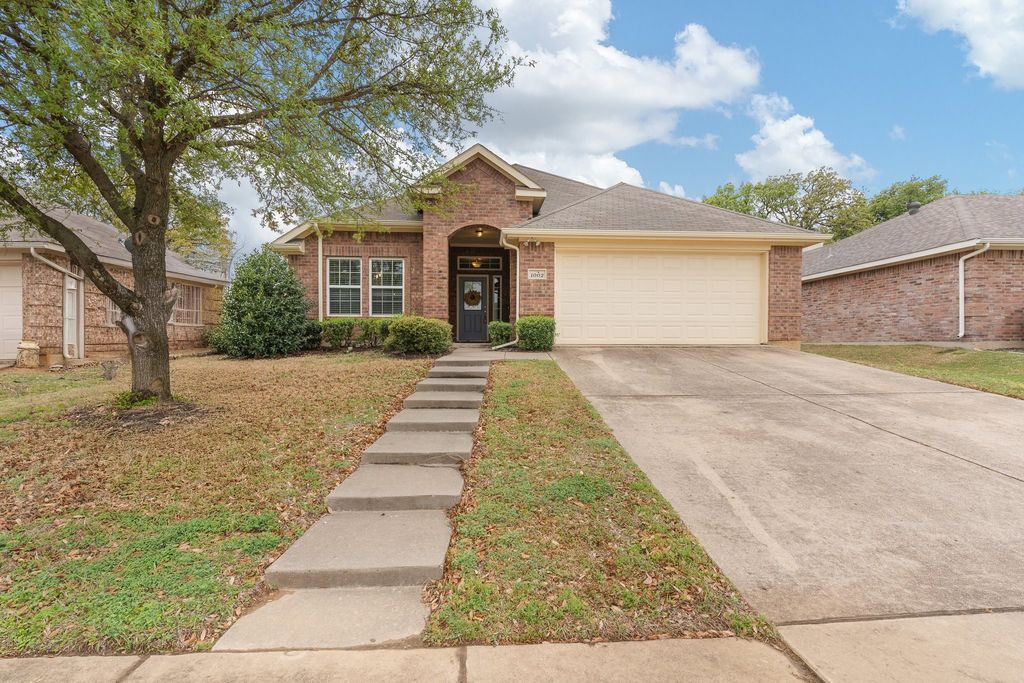 1002 Hidden Oaks Drive, Burleson, TX 76028