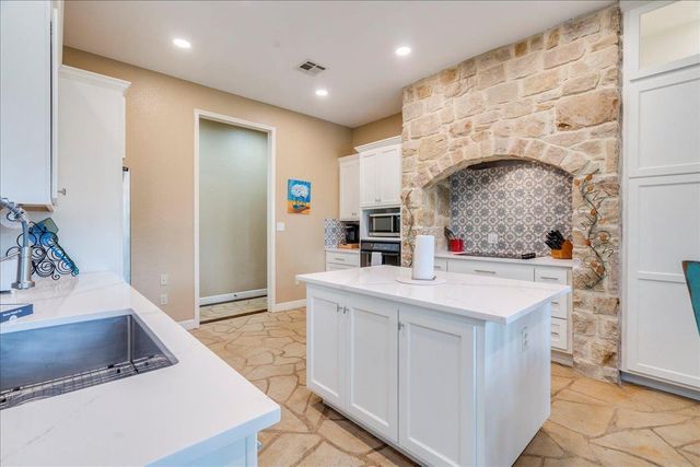 302 Guadalupe River DR, Seguin, TX 78155