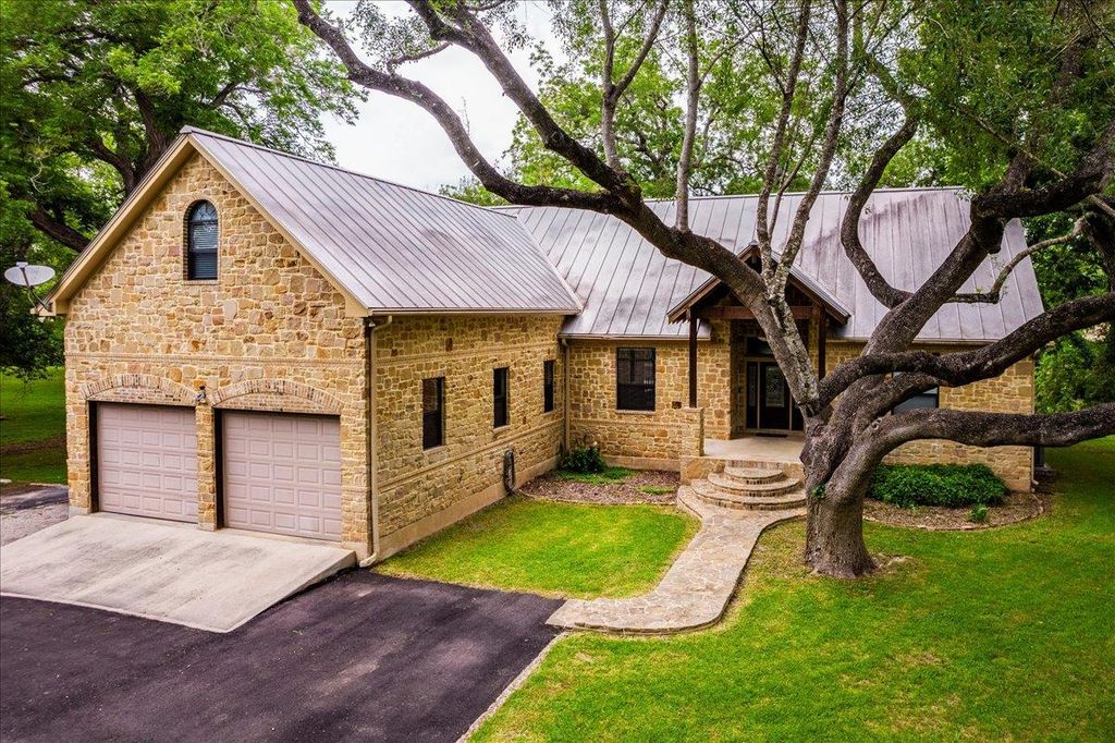 302 Guadalupe River DR, Seguin, TX 78155