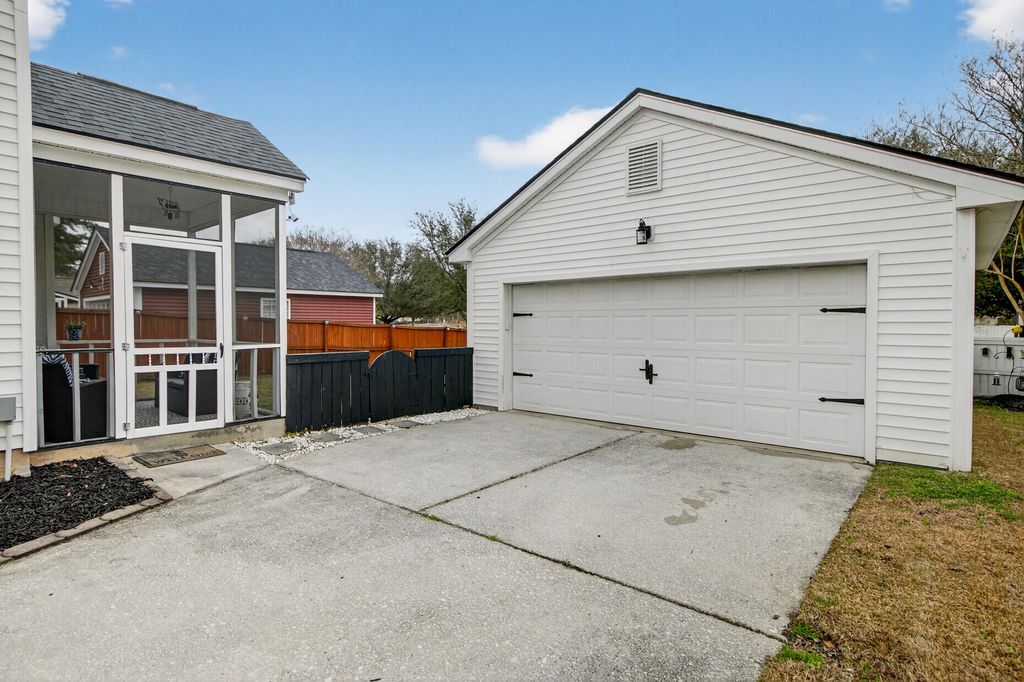 Image 34 of property listing at 8948 N Red Maple Circle, Summerville, SC 29485