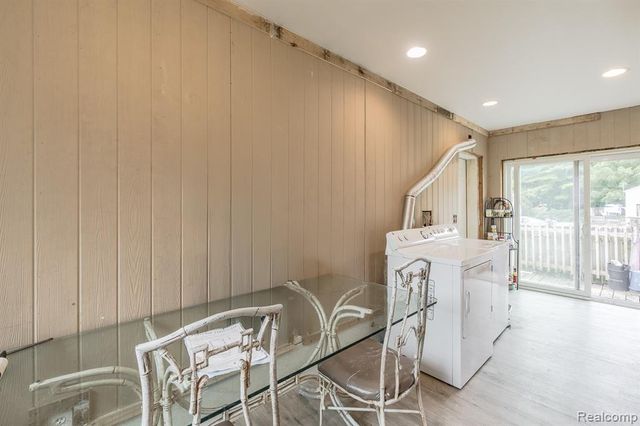 614 E Tennyson Avenue, Pontiac, MI 48340