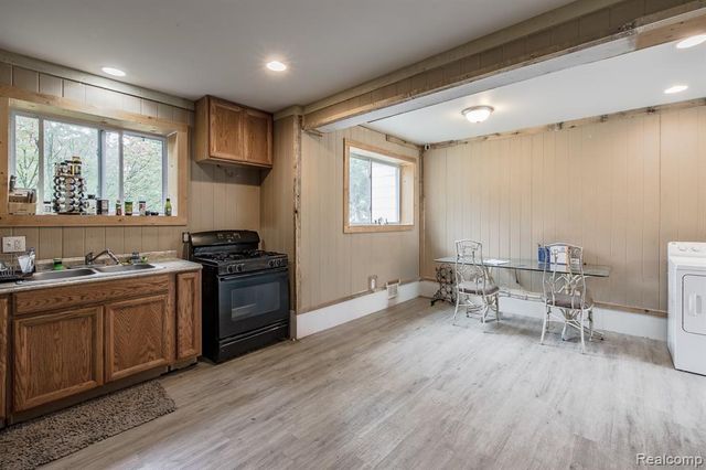 614 E Tennyson Avenue, Pontiac, MI 48340