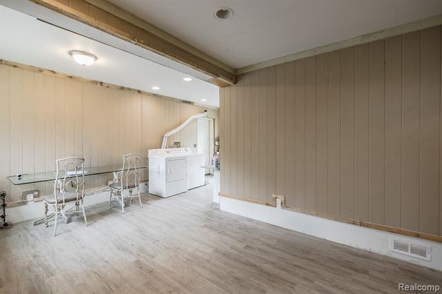 614 E Tennyson Avenue, Pontiac, MI 48340