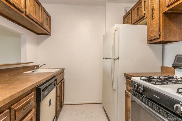 135 Post Avenue 5-L, Westbury, NY 11590