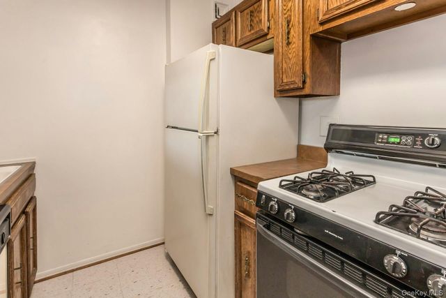 135 Post Avenue 5-L, Westbury, NY 11590