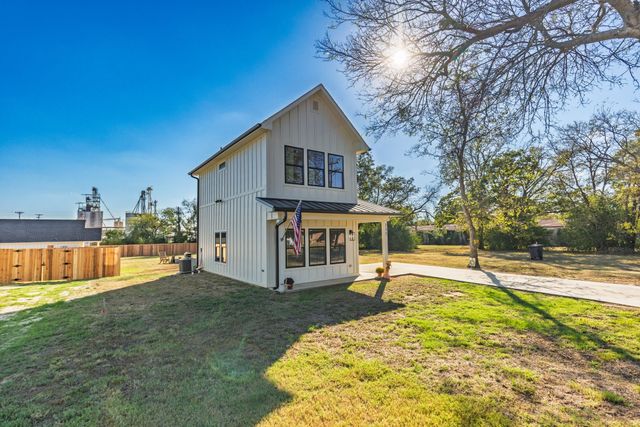 222 E Middle Street, Sulphur Springs, TX 75482