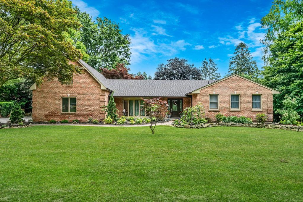 6 Memas Court, Dix Hills, NY 11746