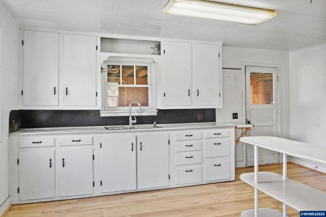 993 42nd Av, Sweet Home, OR 97386