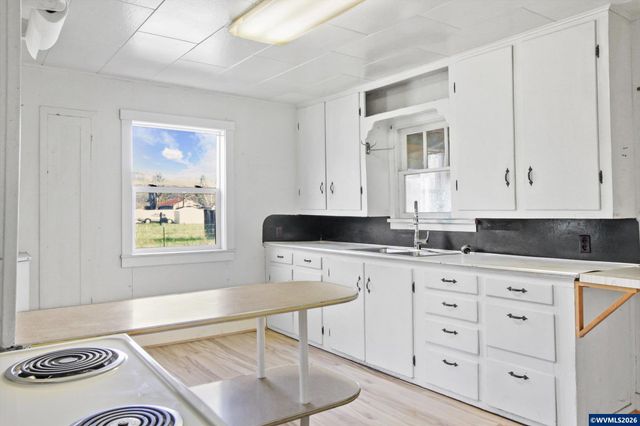 993 42nd Av, Sweet Home, OR 97386