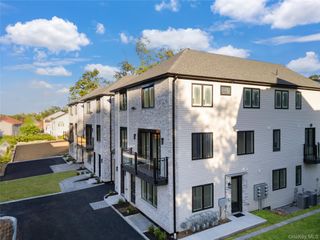 27 Ellish Parkway 103, Spring Valley, NY 10977