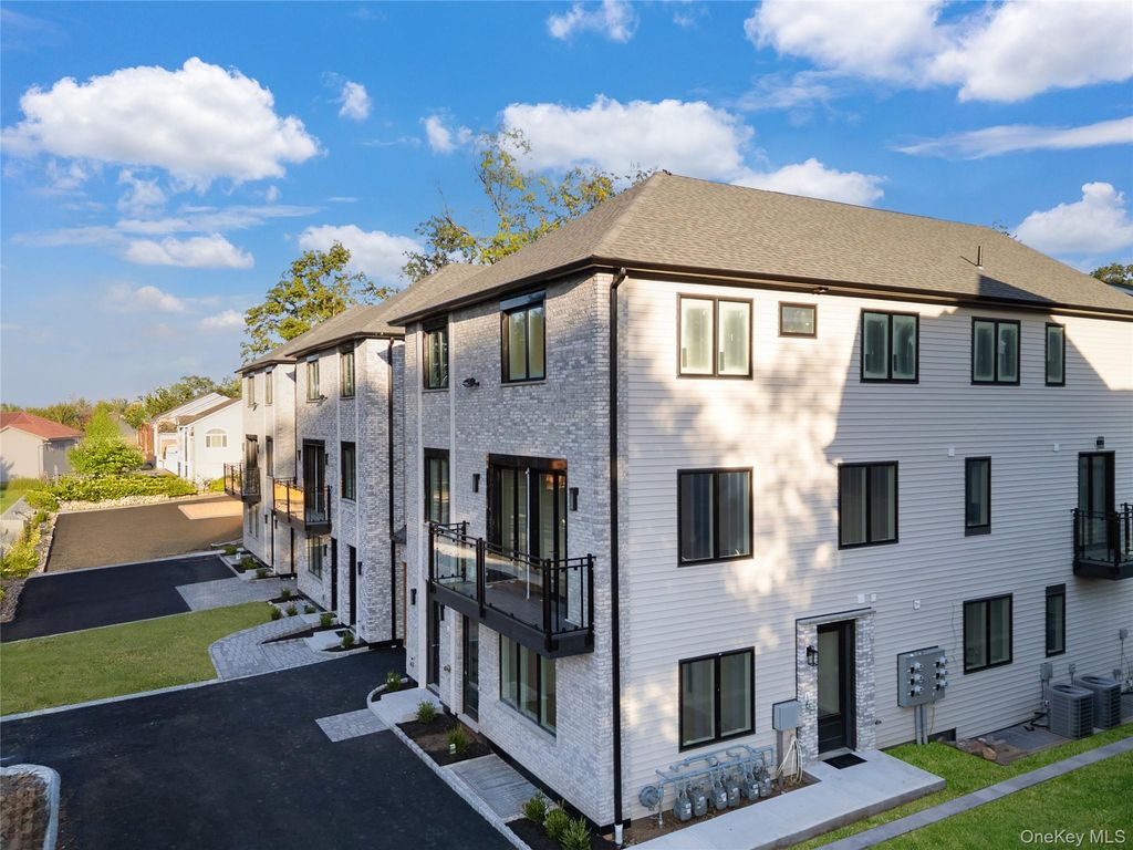 27 Ellish Parkway 103, Spring Valley, NY 10977