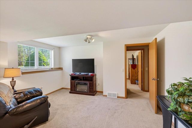 828 Dunn Avenue, Oregon, WI 53575