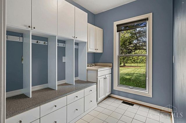 5025 Rollman Estates Drive, Amberley, OH 45236