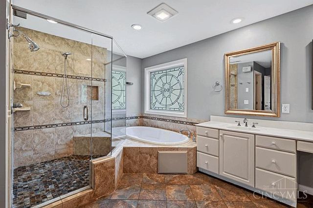 5025 Rollman Estates Drive, Amberley, OH 45236