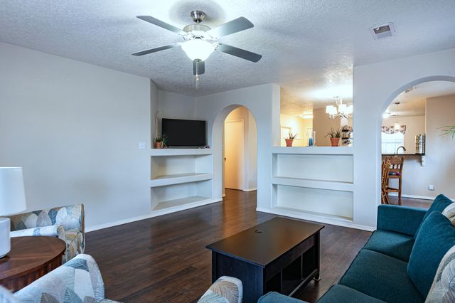 924 Somerset Meadows Drive NE, Rio Rancho, NM 87144