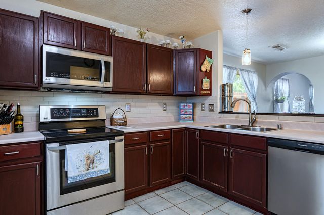 924 Somerset Meadows Drive NE, Rio Rancho, NM 87144