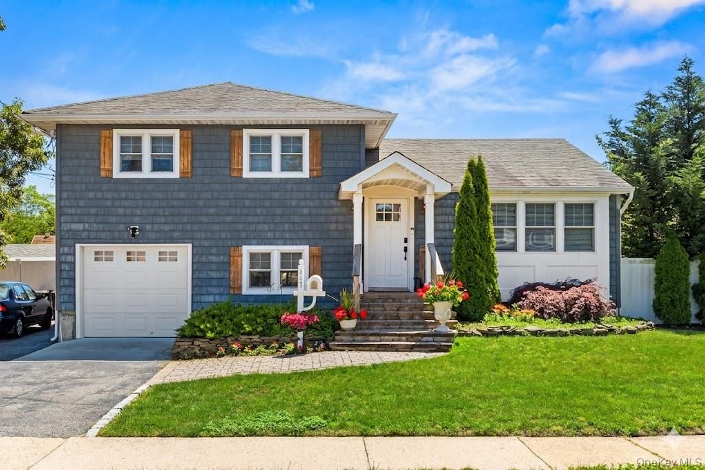 857 Milligan Lane, West Islip, NY 11795