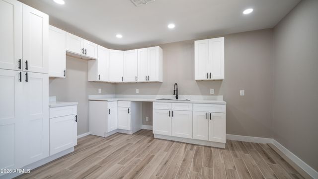 7727 W EARLL Drive, Phoenix, AZ 85033