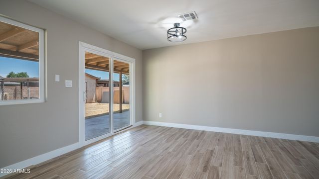 7727 W EARLL Drive, Phoenix, AZ 85033