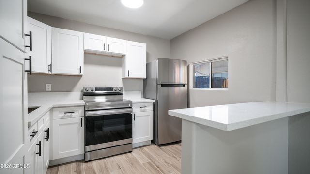 7727 W EARLL Drive, Phoenix, AZ 85033