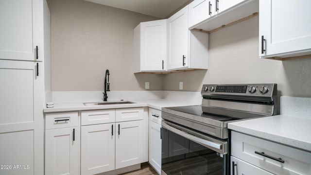 7727 W EARLL Drive, Phoenix, AZ 85033