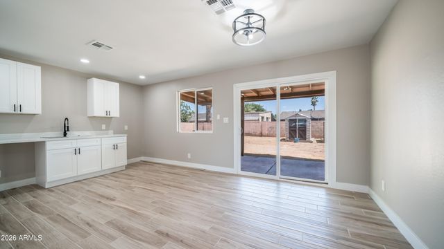 7727 W EARLL Drive, Phoenix, AZ 85033