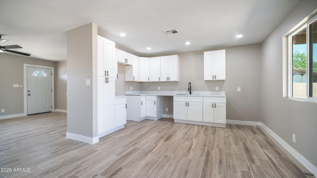 7727 W EARLL Drive, Phoenix, AZ 85033
