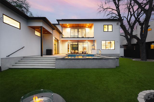 1118 Mariposa DR, Austin, TX 78704