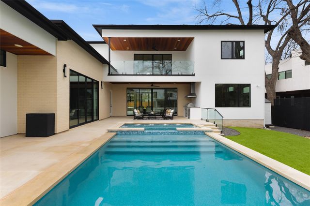 1118 Mariposa DR, Austin, TX 78704