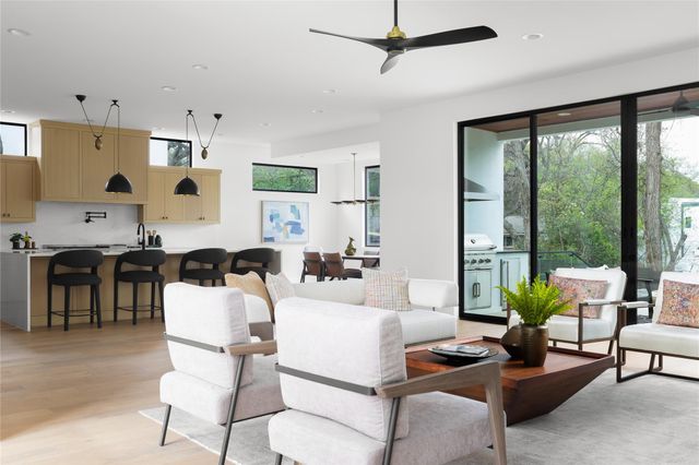 1118 Mariposa DR, Austin, TX 78704
