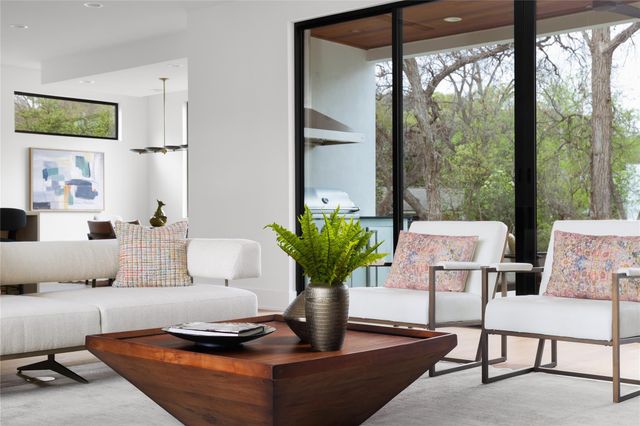 1118 Mariposa DR, Austin, TX 78704