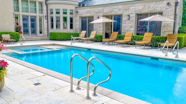 2 Bridlewood Road, Northbrook, IL 60062